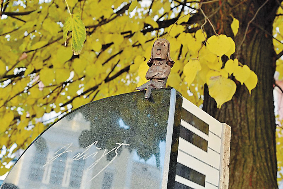 Славетний композитор і музикант з дашка рояля споглядає на Чернівці. Фото Василя КИЯШКА